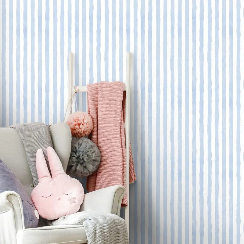 Papier peint tapisserie fines rayures bleues verticales — intissé mat premium