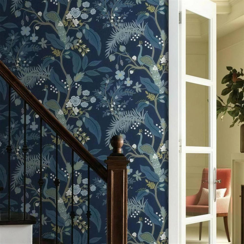 Papier peint tapisserie paon bleu et végétation — intissé mat premium